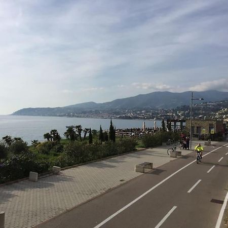 Casa Noemi, A Pochi Passi Dalle Spiagge E Dal Centro Di Arma Di Taggia. Екстериор снимка