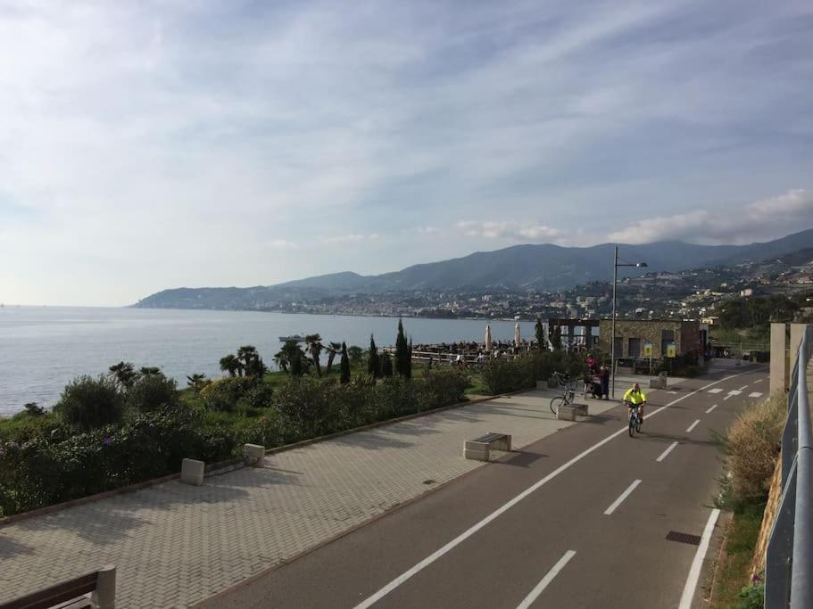 Casa Noemi, A Pochi Passi Dalle Spiagge E Dal Centro Di Arma Di Taggia. Екстериор снимка