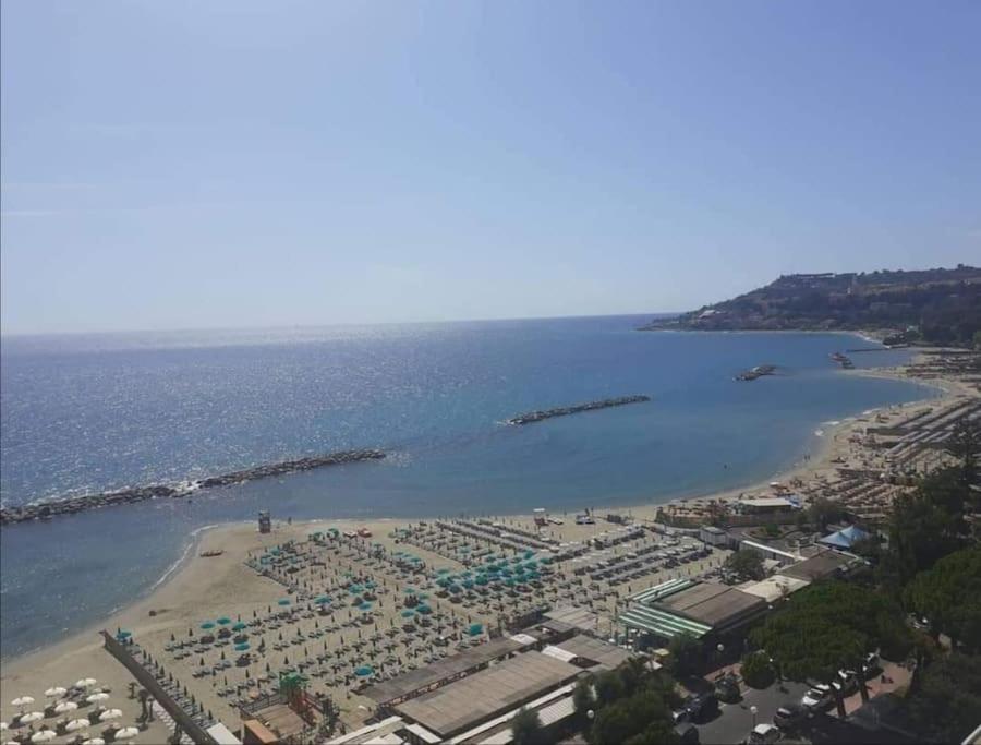 Casa Noemi, A Pochi Passi Dalle Spiagge E Dal Centro Di Arma Di Taggia. Екстериор снимка